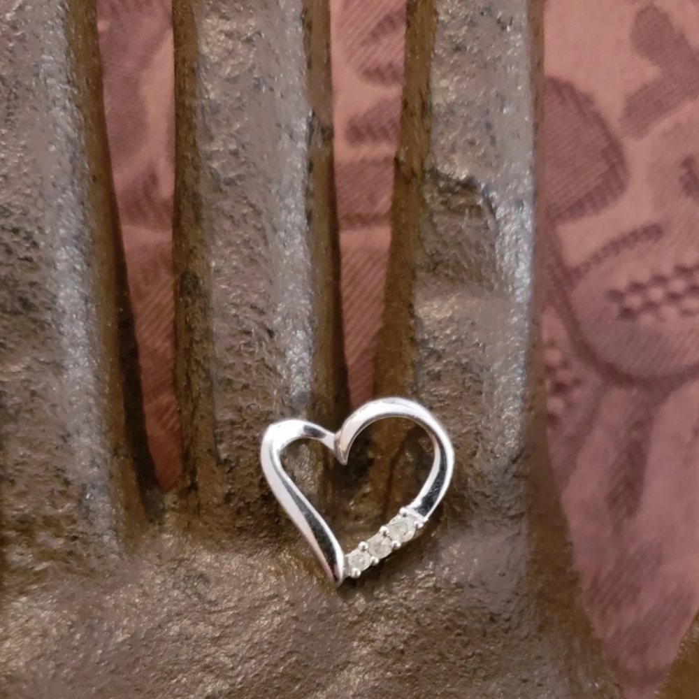 COPY - 14K White Gold heart w/Diamonds under quarter nwot .9 grams